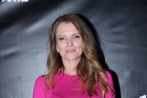 Μαρία Ναυπλιώτου: Η σούπερ σικ εμφάνιση σε γάμο - Με λευκό κοστούμι και halter neck μπλούζα [εικόνες]