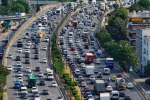 Τριήμερο Αγίου Πνεύματος: Όσοι έμειναν στην Αθήνα πήγαν θάλασσα: Στις πλαζ της Αττικής οι Αθηναίοι για ανάσα δροσιάς - εικόνα 6