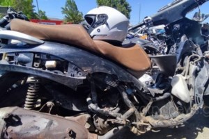 Οδηγός γλίτωσε από θαύμα στην Πάτρα: Το αμάξι έπεσε σε νταλίκα κι έγινε λιώμα [εικόνες] - εικόνα 2