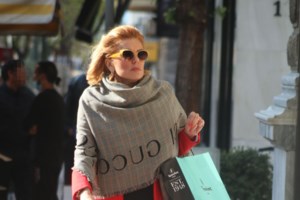 Αθηνά Οικονομάκου: Βόλτα στην πόλη με έθνικ παντελόνα και ιδιαίτερη Dior τσάντα - εικόνα 5