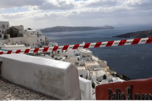 Η Σαντορίνη επιστρέφει στην κανονικότητα - Εφτασε στο νησί το πρώτο κρουαζιερόπλοιο [βίντεο]