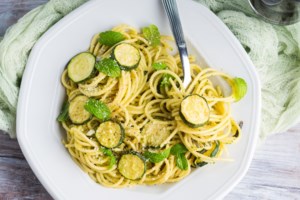 Τοπ καλοκαιρινό και light πιάτο: Μακαρονάδα με σάλτσα παντζαριού και φέτα, σε λίγα λεπτά - εικόνα 2