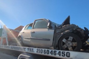 Αγρίνιο: Πρωτοφανές τροχαίο με αυτοκίνητο που πέρασε περίφραξη και "προσγειώθηκε" σε αυλή σπιτιού