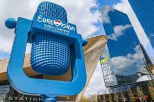 Eurovision 2021: Η Άντζελα Περιστέρη της Αλβανίας, τα ρατσιστικά σχόλια και το ξύλο με Ελληνίδες [Βίντεο] - εικόνα 2