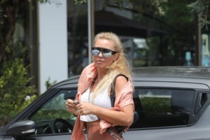 Φωτιά... στα μαύρα: H Γωγώ Μαστροκώστα στην παράσταση του Τάκη Ζαχαράτου [Εικόνες] - εικόνα 3