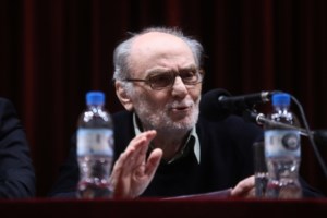 Το διαφορετικό των Ελλήνων Πάσχα λόγω κορονοϊού: Η ανάσταση στα μπαλκόνια και οι... μοναχικές σούβλες (εικόνες & βίντεο) - εικόνα 6