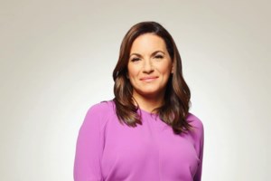 Μαρία Κορινθίου: Η total black βραδινή εμφάνιση με μίντι φόρεμα με διαφάνειες και chandelier σκουλαρίκια - εικόνα 5