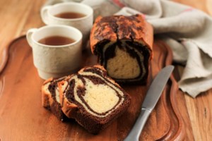 Πετρετζίκης: Συνταγή για απίθανο κέικ με υγρή σοκολάτα - Με μόνο 3 υλικά - εικόνα 2