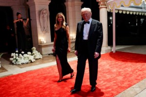 Ο χορός του Τραμπ και της Μελάνια στο Πρωτοχρονιάτικο ρεβεγιόν: Στους ήχους του YMCA με τον Ίλον Μασκ δίπλα τους [βίντεο]