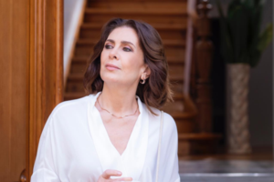 Κατερίνα Διδασκάλου: Η ιδιαίτερη εμφάνιση με μακρύ shirt - dress και cropped παντελόνι - εικόνα 11