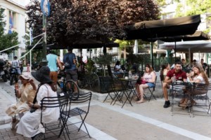 Αποστολακόπουλος: "Ναι" στην τρίτη δόση εμβολίου - Βιαστήκαμε να κατεβάσουμε τις μάσκες