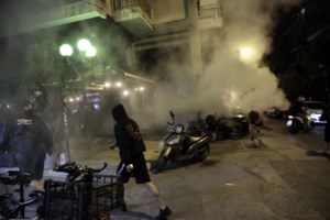 Ενταση στα Εξάρχεια μπροστά από το εργοτάξιο του μετρό για ένα άγαλμα: Δύο συλλήψεις και πέντε προσαγωγές [βίντεο] - εικόνα 2