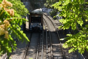 Απίστευτο: Αγνωστος πέταξε πέτρα σε βαγόνι τρένου και τραυμάτισε γυναίκα επιβάτη