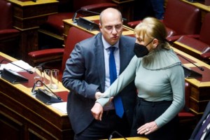 Κόντρα Ραγκούση-Γιαννακοπούλου στη Βουλή για το Predator: Είπε ο γάιδαρος τον πετεινό κεφάλα