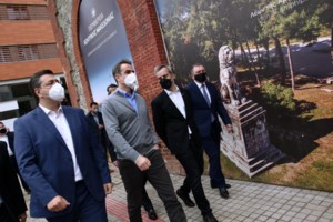 Ο Μητσοτάκης αποκαλύπτει τα βιβλία που διαβάζει: Μουρακάμι και Καραγάτση - "Έχω στη βιβλιοθήκη μου και Μαρξ" - εικόνα 2