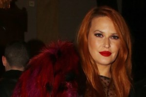 Το διαφορετικό των Ελλήνων Πάσχα λόγω κορονοϊού: Η ανάσταση στα μπαλκόνια και οι... μοναχικές σούβλες (εικόνες & βίντεο)