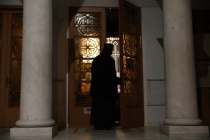 Λουτράκι: Πέθανε από κορονοϊό 49χρονος ανεμβολίαστος ιερέας και πατέρας τριών παιδιών