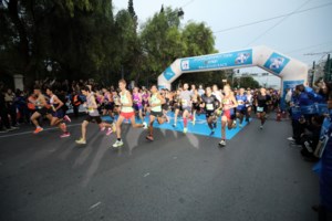 39ος Μαραθώνιος: Έτρεξε 42χλμ και έκανε πρόταση γάμου στον τερματισμό - "Αλίκη, παντρέψου με" [εικόνες] - εικόνα 5