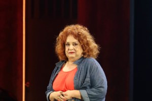 Ελένη Κοκκίδου: Ξέσπασε σε κλάματα - Το δώρο που της χάρισαν στο τελευταίο γύρισμα της "Μουρμούρας"