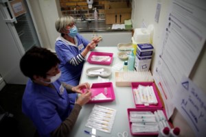 "Αντάρτικο" στην ΕΕ: Η Αυστρία ζητά περισσότερα εμβόλια και απειλεί να μπλοκάρει 100 εκατ. δόσεις της Pfizer - εικόνα 2