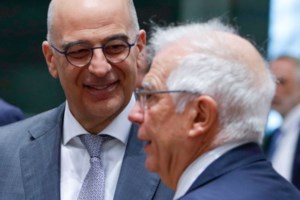 Ο Νίκος Δένδιας στη ζούγκλα της Γκαμπόν - "Μοναδική εμπειρία" [βίντεο]