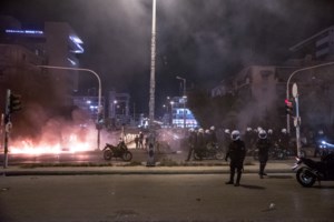 Πάτρα: Καταδρομική επίθεση με 20 μολότοφ τη νύχτα - Χτύπησαν οχήματα της αστυνομίας [Εικόνες-Βίντεο] - εικόνα 3