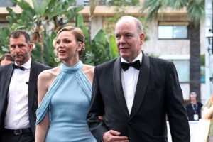 Για υποκρισία κατηγορεί ο Υποχθόνιος τον ΛΕΞ: Μιλάει για φτώχεια και βγάζει ένα εκατ. τον χρόνο, αυτό είναι εκμετάλλευση