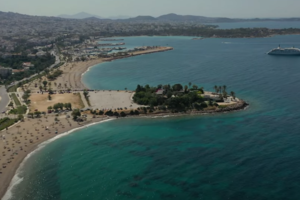 Οι Αθηναίοι δεν πτοήθηκαν από τη συννεφιά: Χαμός στις παραλίες της Αττικής [εικόνες] - εικόνα 3