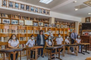 Μυτιλήνη: Με μπακλαβά υποδέχθηκαν οι "γιαγιάδες της αλληλεγγύης" την Κατερίνα Σακελλαροπούλου [εικόνες] - εικόνα 2