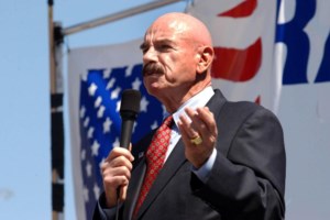 Σοκ: Διακινητής πέταξε δύο κοριτσάκια τριών και πέντε ετών από έναν τοίχο 4 μέτρων στα σύνορα ΗΠΑ - Μεξικού