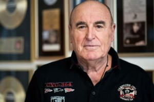 Σπύρος Γιατράς: Βαθιά θλίψη στο τελευταίο συγκινητικό αντίο για τον σπουδαίο στιχουργό