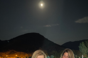 Ο Γιώργος Παπανδρέου έγινε 70: Παίζει κιθάρα στη μητέρα του και της τραγουδά "Καλημέρα Ηλιε"