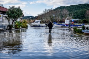 Ισχυρή καταιγίδα στο λεκανοπέδιο Αττικής, μαύρισε ο ουρανός - Ο καιρός τις επόμενες ώρες