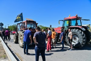 Κορινθία: Ένταση στο μπλόκο των αγροτών και κτηνοτρόφων [εικόνες - βίντεο]