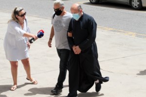 Αγρίνιο - Απίστευτο: Υπέρ του ιερέα κατέθεσε η μητέρα των ανήλικων κοριτσιών που τον κατηγορούν για βιασμό [Βίντεο]