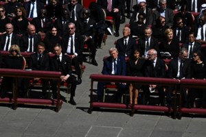 Κηδεία Πάπα Φραγκίσκου: Τι ψιθύρισε η Μελάνια στο αυτί του Τραμπ για να αποφευχθεί διπλωματικό επεισόδιο [βίντεο]