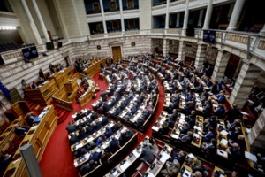 Πώς ο Μητσοτάκης θα προσπαθήσει να αποκρούσει τα περί συγκάλυψης στα Τέμπη - Μάχη αρχηγών στη Βουλή