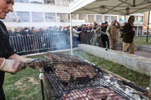 Τσικνοπέμπτη: Πυρετώδεις προετοιμασίες σε ταβέρνες και εστιατόρια - Πήραν "φωτιά" οι κρατήσεις [βίντεο]