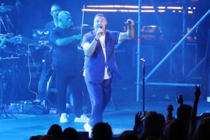 Αντώνης Ρέμος - Δέσποινα Βανδή: Τα ζεϊμπέκικα πάνω στη σκηνή και η αφιέρωση στον Βασίλη Καρρά [βίντεο]