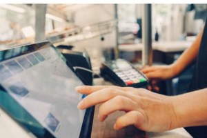 Πόλεμος στη φοροδιαφυγή: Ερχεται η διασύνδεση ταμειακών μηχανών και POS - Τι αλλάζει