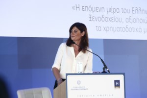Το αντίο της Χριστίνας Βίδου στην ΕΡΤ με χειροφίλημα και λουλούδια - "Η τελευταία μέρα που είμαι κομμάτι αυτής της οικογένειας"