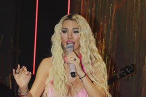 Ξέσπασε η Ιουλία Καλλιμάνη πάνω στη σκηνή - Θαμώνας πέταξε λουλούδια μαζί με νερό στο πρόσωπό της [βίντεο]