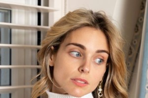 Μαριάννα Γουλανδρή Λαιμού: Η σπάνια πρωινή εμφάνιση με τη μητέρα της στην Αθηναϊκή Ριβιέρα - Μαμά και κόρη με σνίκερς - εικόνα 5