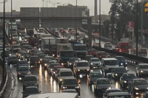 Εύβοια: Η κακοκαιρία ξήλωσε στέγαστρα αυτοκινήτων σε σούπερ μάρκετ στο Αλιβέρι - Ποτάμια οι δρόμοι [βίντεο]