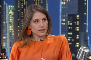 Παυλίνα Βουλγαράκη: Ποζάρει τόπλες σε παραλία των Κυθήρων [εικόνες]