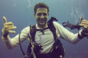 Λουτράκι: Ψαράδες έπιασαν μεγάλο καρχαρία μήκους τριών μέτρων - Τον έβγαλαν με γερανό  [Βίντεο]