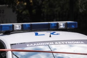 Νύχτα έντασης στα Εξάρχεια: Επεισόδια μετά από καταγγελία για ξυλοδαρμό ανήλικης από αστυνομικούς στο Ν. Ηράκλειο