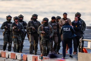 "Κάτω τα χέρια από τη Βενεζουέλα": Πορεία προς την αμερικανική πρεσβεία για την επέμβαση στο Καράκας