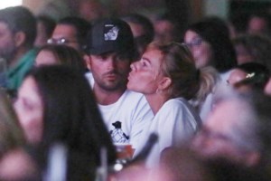 Ιωάννα Μαλέσκου: Ετοιμόγεννη σε νυχτερινή έξοδο - Το μαύρο κρουαζέ φόρεμα που συνδύασε με ψηλοτάκουνα μποτάκια - εικόνα 10