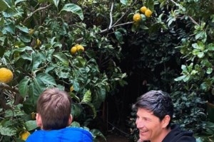 Η Αριάδνη Ρουβά και ο αδελφός της Αλέξανδρος χορεύουν και τραγουδούν στην κουζίνα τους - εικόνα 4